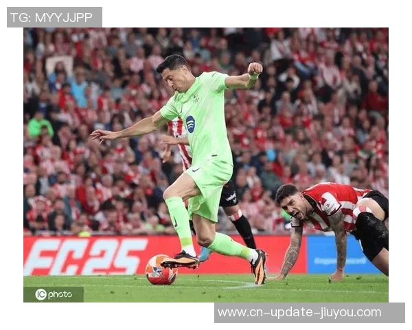 莱万神奇进球助巴萨延续不败纪录48万球迷共同见证西甲领头羊风采